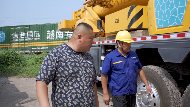 aitiyu爱体育平台(中国)集团起重服务弓师傅为客户检查车辆 aitiyu爱体育平台(中国)集团起重服务弓师傅为客户检查车辆